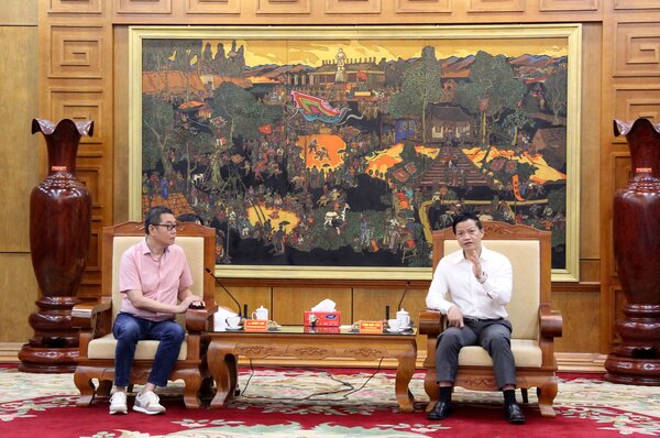 Vuong Quoc Tuan 박닌성 인민위원회 위원장(오른쪽 사진)이 접견에서 발언하고 있습니다. 사진: Dieu Hoa