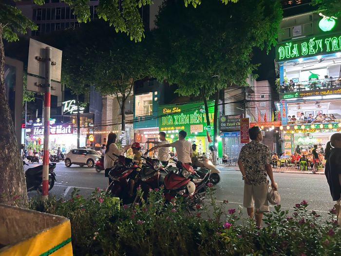 The situation of solicitation and street vending in the Bach Dang - along the Han River area, Da Nang City. Photo: Tran Thi