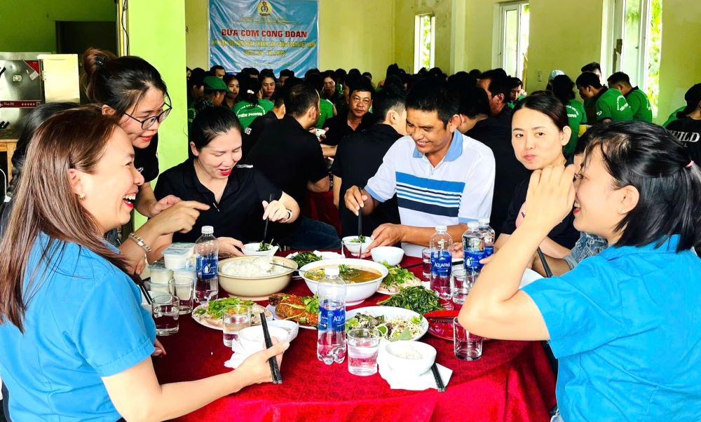 노동조합이 Tien Phong Cam Lo 유한회사에서 주최한 식사. 사진: H.응우옌