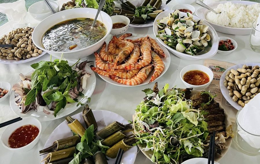 Cac mon an tai Bua com Cong doan Cong ty CP Cang Cua Viet. Anh: H.Nguyen