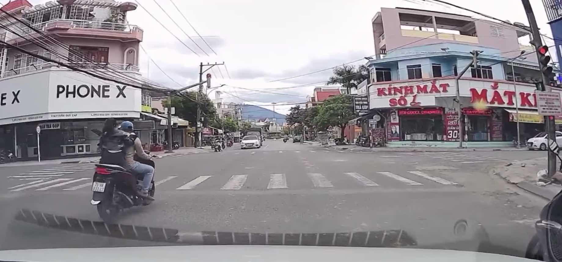 CSGT đã xử phạt người đi xe SH vượt đèn đỏ không mũ bảo hiểm ở Khánh Hòa. Ảnh: Phòng CSGT tỉnh Khánh Hòa