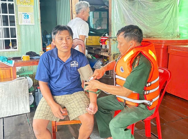 Border guards take care of the health of fishermen. Photo: Provided by Border Guard