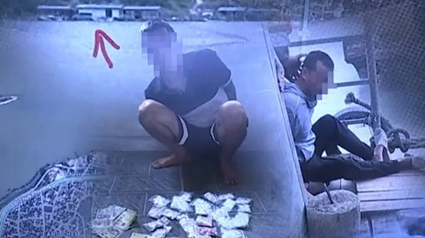 Đối tượng và tang vật trong đường dây mua bán ma túy trên sông Hồng. Ảnh: CAHN