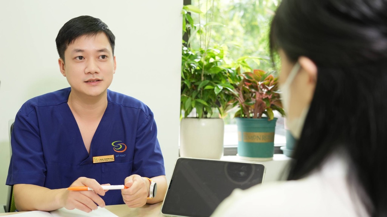 Doctor Pham Minh Ngoc - Deputy Director of the Hanoi Center for Gender Medicine consulted patients with sexual dysfunction. Photo: BVCC