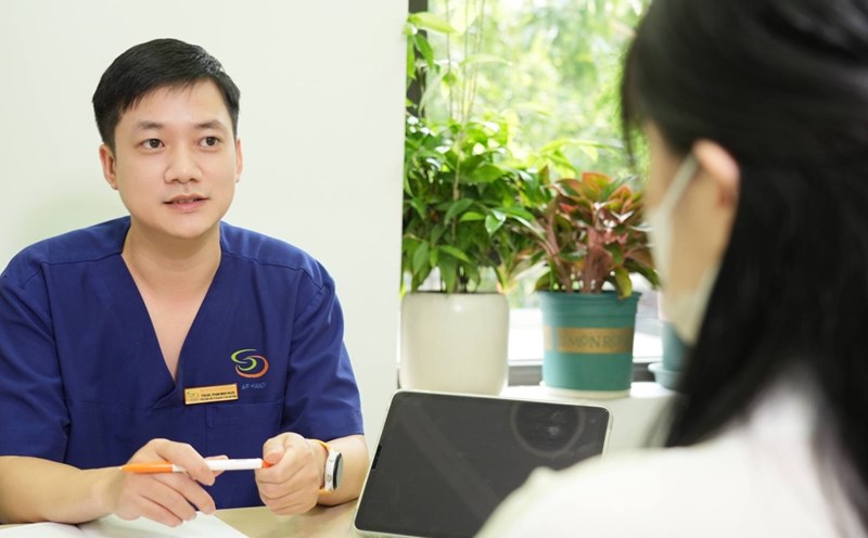 Doctor Pham Minh Ngoc - Deputy Director of the Hanoi Center for Gender Medicine consulted patients with sexual dysfunction. Photo: BVCC