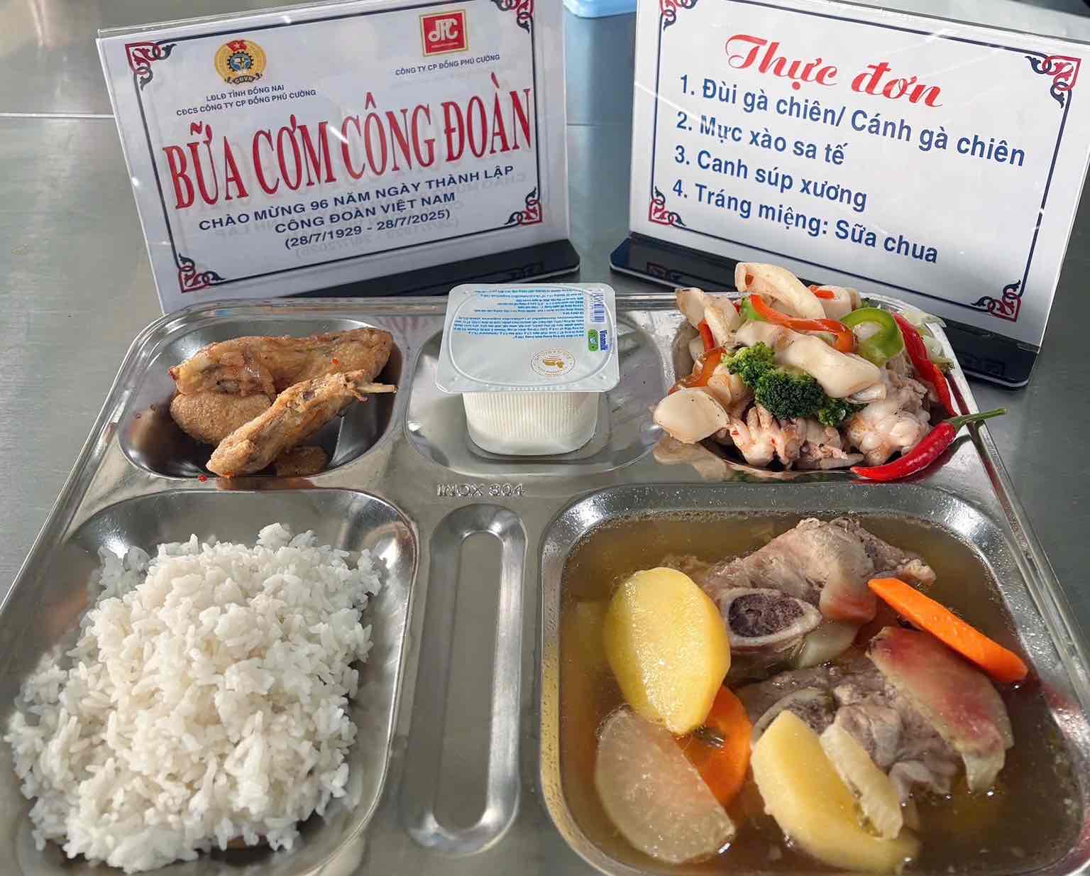 Bua an ca Cong ty Co phan Dong Phu Cuong nhan dip ky niem 96 nam Ngay thanh lap Cong doan Viet Nam. Anh: Cong ty cung cap