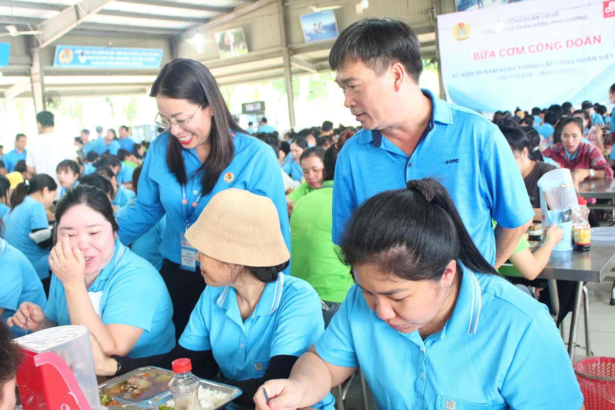 Lanh dao Cong ty Co phan Dong Phu Cuong (nguoi dung ben phai) du Bua com Cong doan cung cong nhan. Anh: Cong ty cung cap