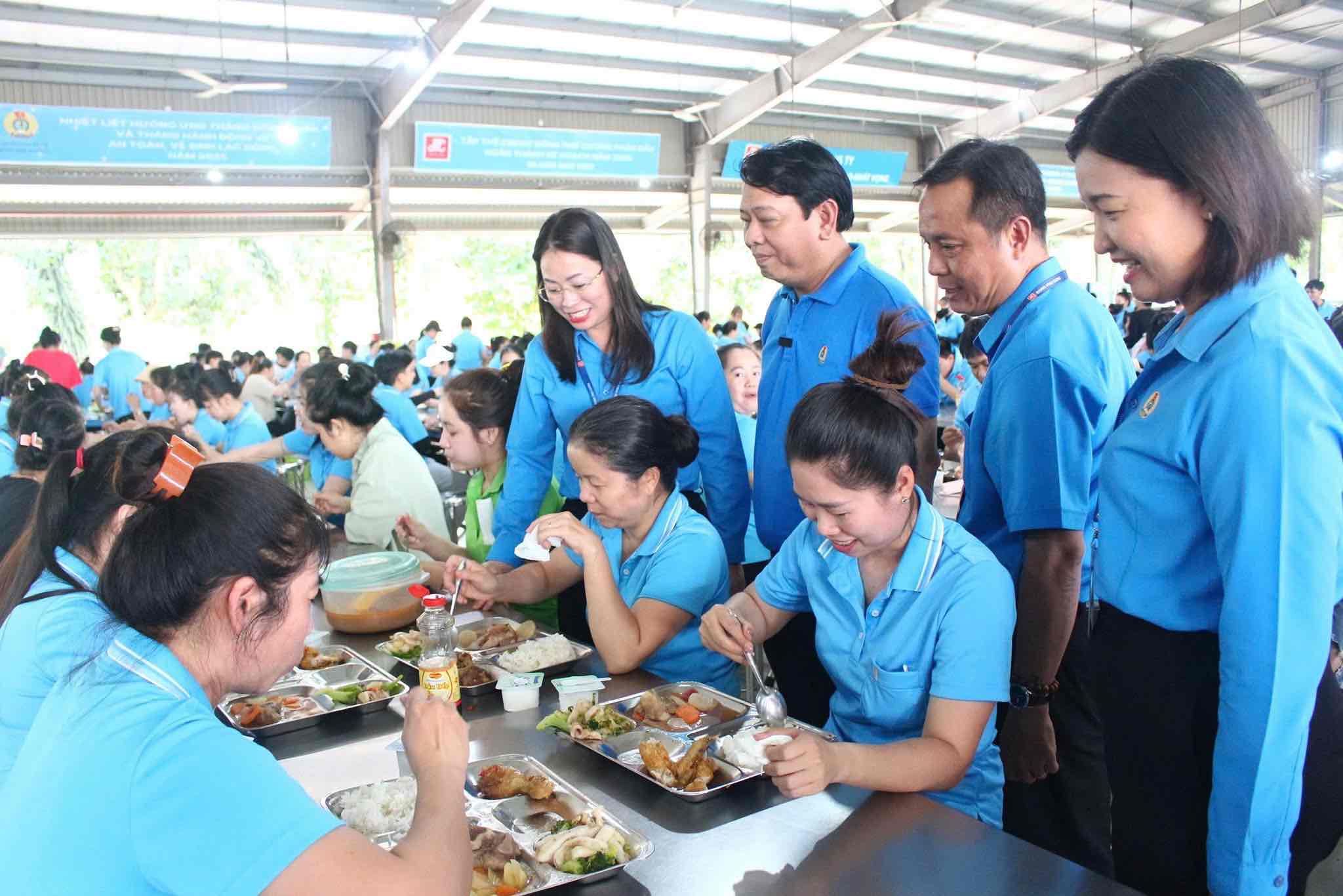 동나이(Dong Nai)성 노동총연맹 부위원장 Bui Thi Nhan(왼쪽부터 책임자)이 동푸끄엉(Dong Phu Cuong) 주식회사에서 열린 노동조합 점심 식사에 참석했습니다. 사진: 회사 제공