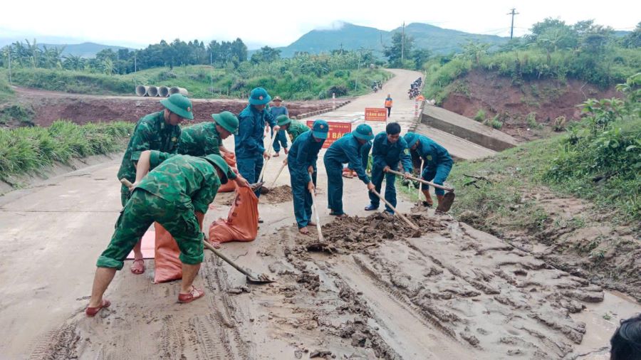 Cao bun o doan duong tung ngap sau trong nuoc lu. Anh: Bien phong Quang Tri