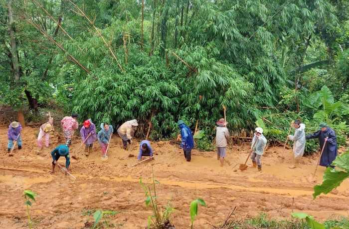 Les inondations sont passees les habitants du poste de garde-frontiere de Ba Nang et les forces labourent les rochers et les glissements de terrain pour combler les routes. Photo : Garde-frontiere de Quang Tri