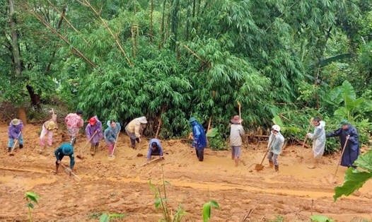 Mưa lũ đi qua, người dân, Đồn Biên phòng Ba Nang và các lực lượng cào đất đá sạt lở bồi lấp đường giao thông. Ảnh: Biên phòng Quảng Trị