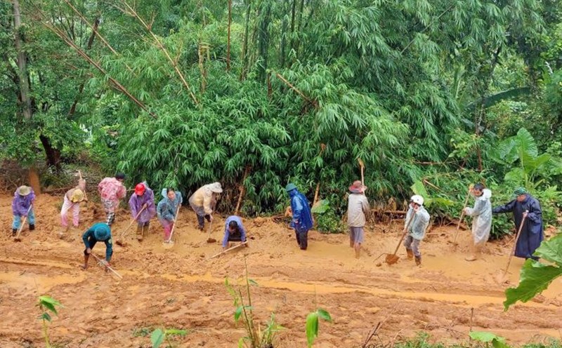 Pasan las inundaciones la gente del puesto fronterizo de Ba Nang y las fuerzas de tala de tierra y rocas deslizamientos de tierra y rellenamiento de carreteras. Foto: Guardia Fronteriza de Quang Tri