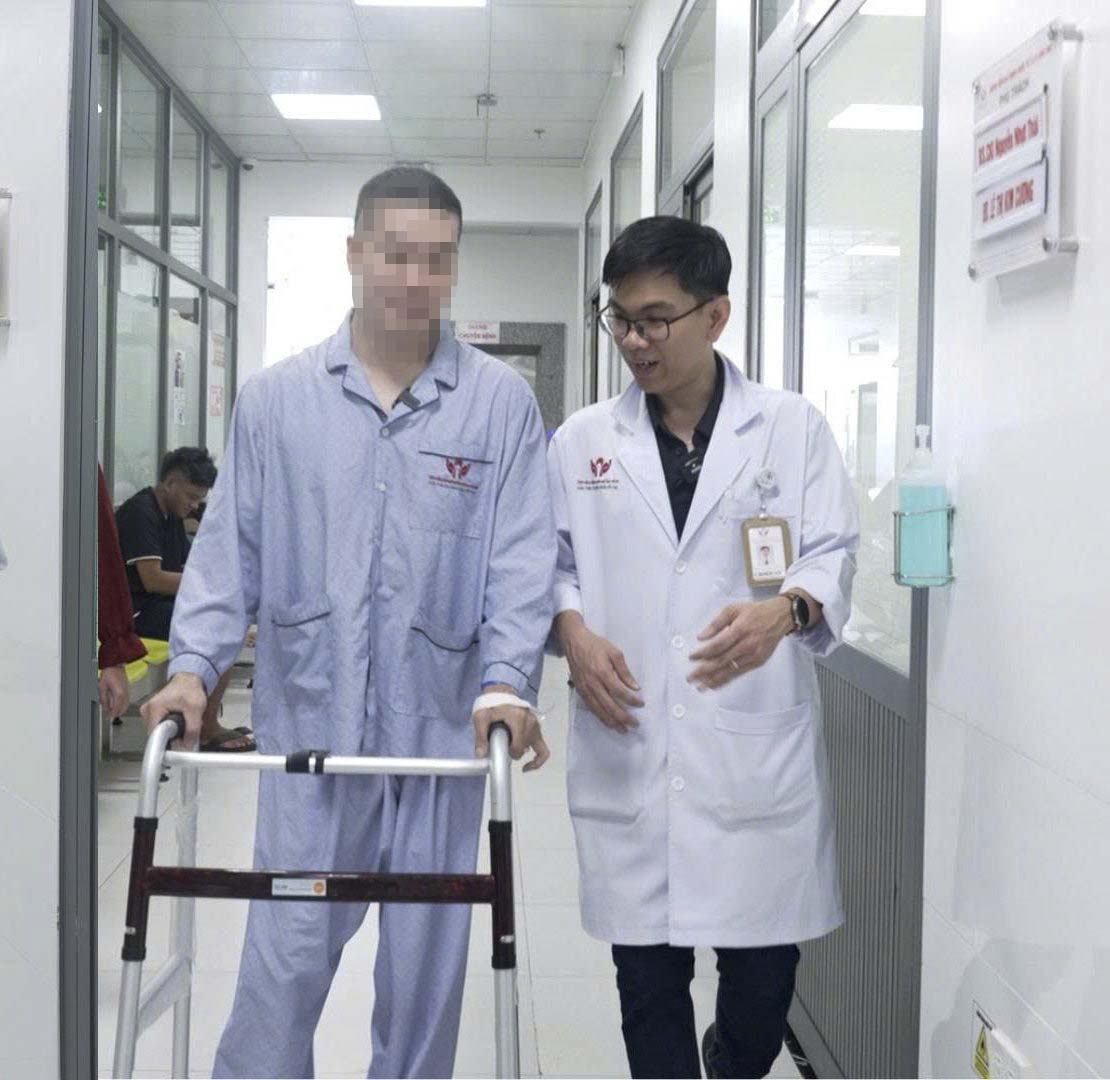 Benh nhan V da co the buoc di thoai mai. Anh: Benh vien cung cap