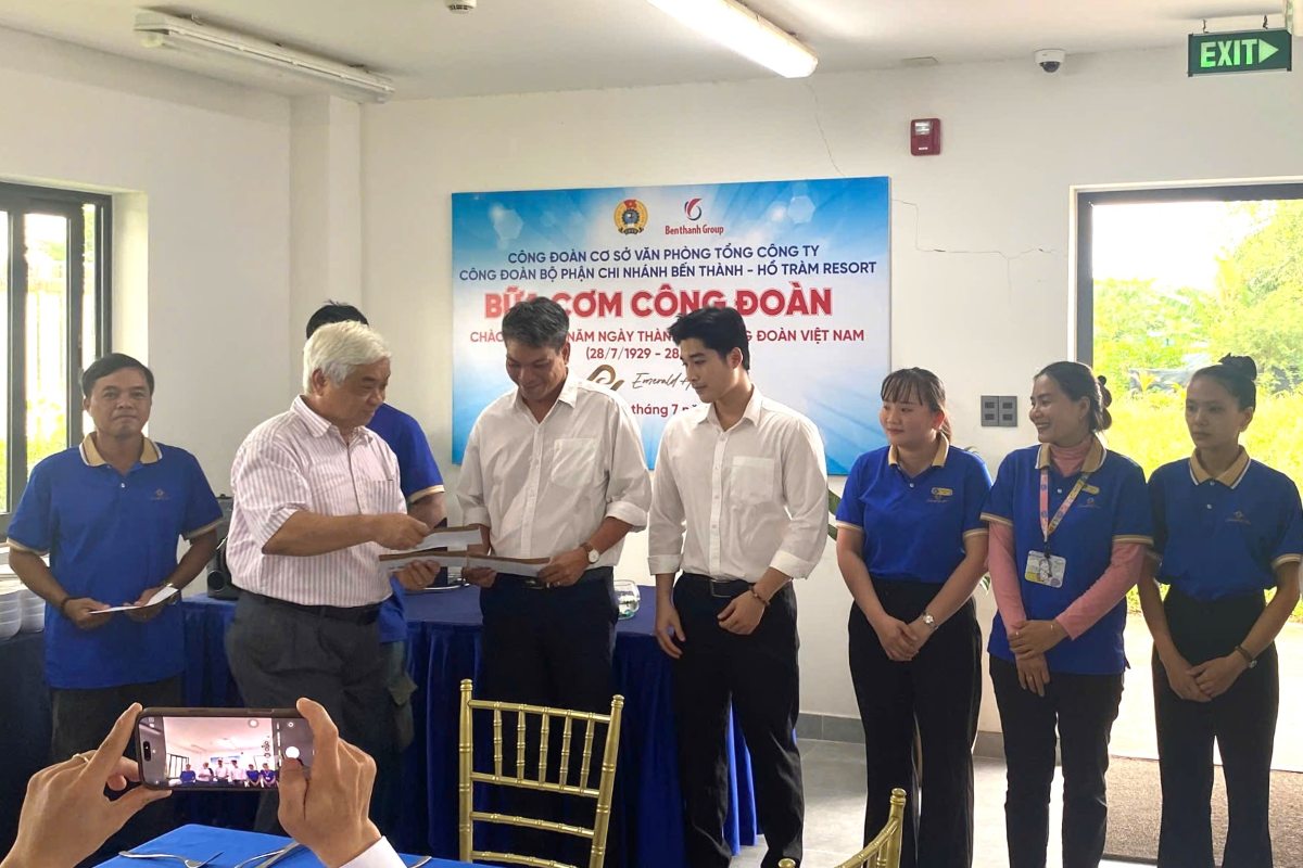 Trao qua cho doan vien, nguoi lao dong trong dip to chuc Bua com Cong doan. Anh: CDCS cung cap