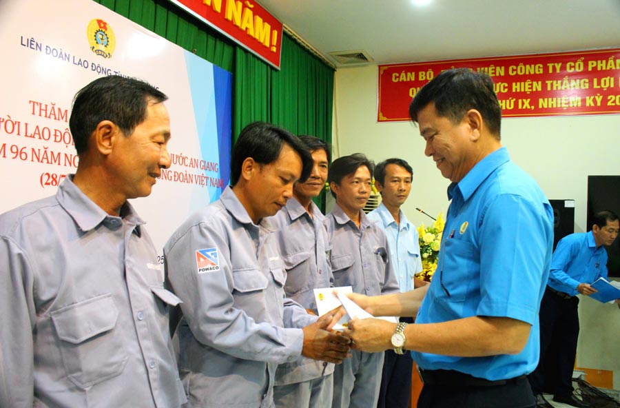 Chairman of the An Giang Provincial Federation of Labor Do Tran Thinh presented gifts to union members and workers at An Giang Electricity and Water Joint Stock Company. Photo: Luc Tung