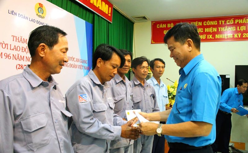 Chairman of the An Giang Provincial Federation of Labor Do Tran Thinh presented gifts to union members and workers at An Giang Electricity and Water Joint Stock Company. Photo: Luc Tung
