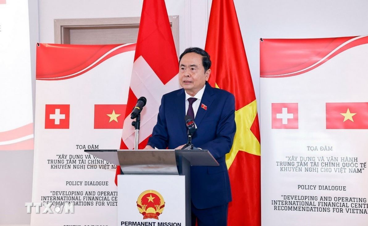 Politburo member and National Assembly Chairman Tran Thanh Man attended the seminar on "Building and operating an International Financial Center - recommendations for Vietnam" in Switzerland. Photo: VNA