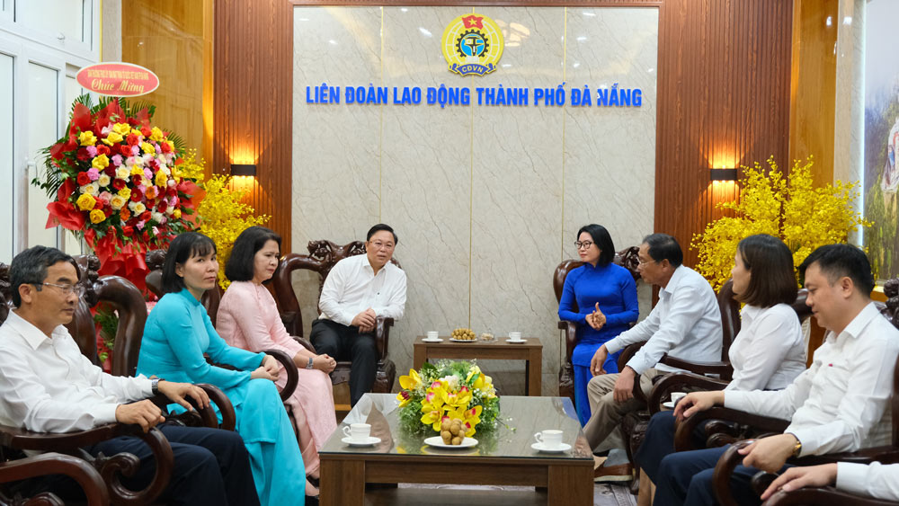 다낭시 베트남 조국전선위원회 상임위원회가 베트남 노동조합 창립 기념일을 맞아 다낭 노동조합을 방문하여 축하하고 있습니다. 사진: 레 란