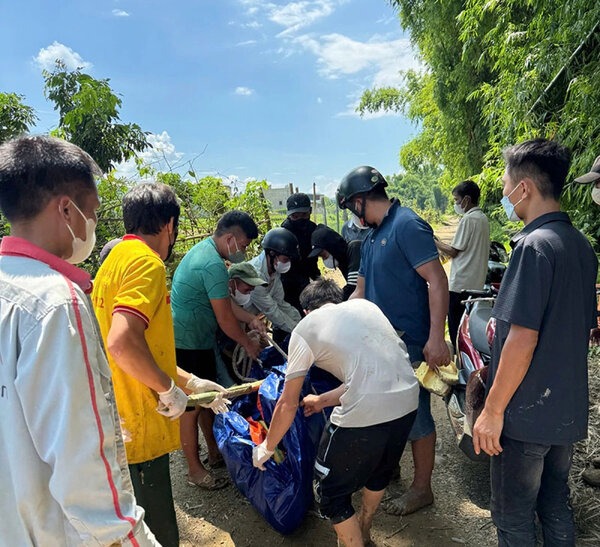 Na Can Can 2の犠牲者、Chieng So Commune、息子のLa Provinceに埋葬家族に手渡された機能的な力。写真：Tran Binh