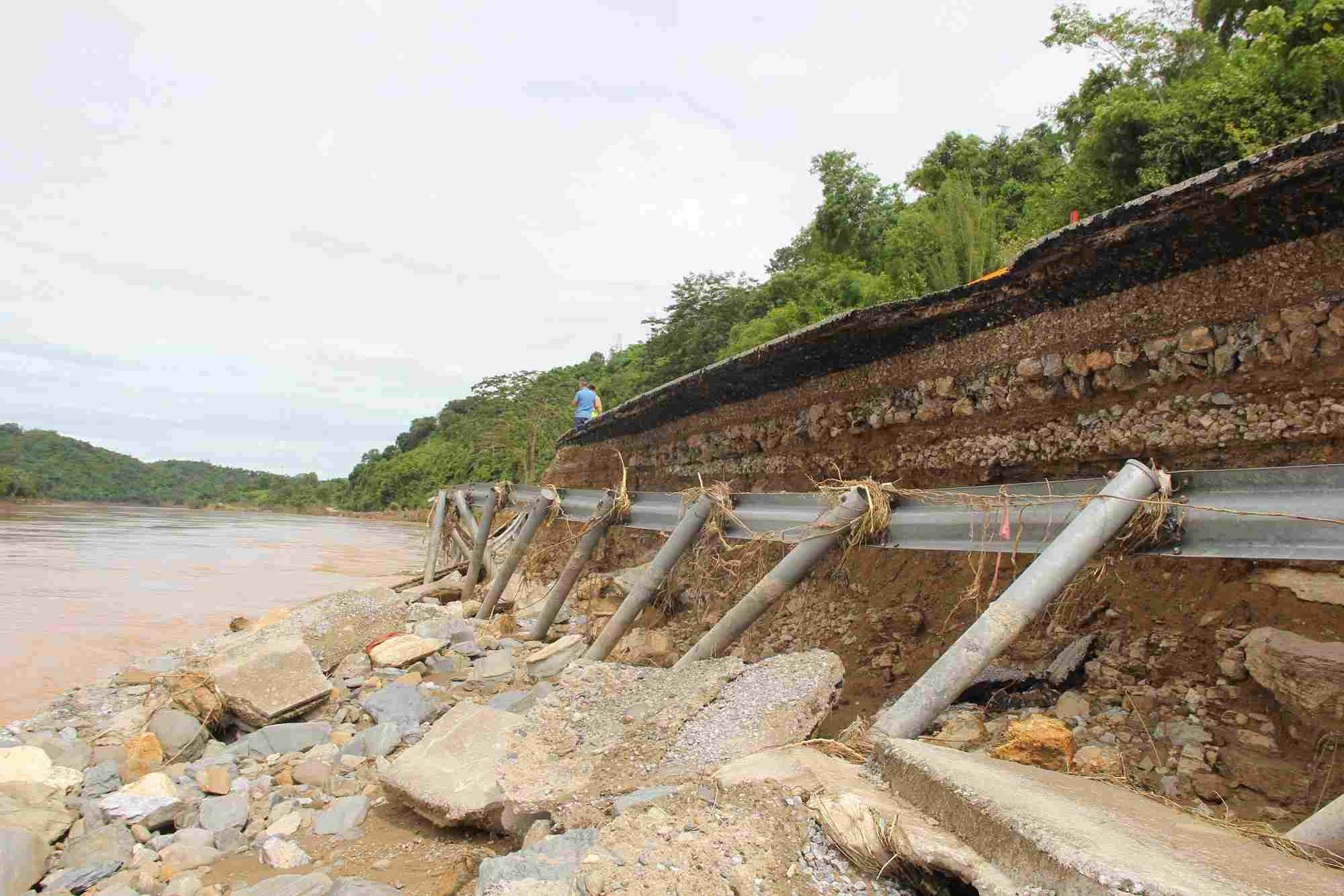 国道7号線、ゲアン省西部への幹線道路は、豪雨と洪水により深刻な地滑りが発生しました。写真:Viet Hoa