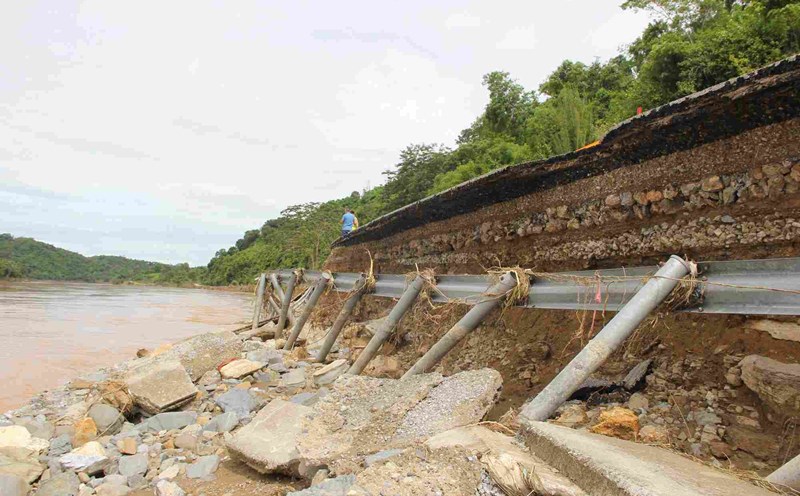 National Highway 7, the main road to the West of Nghe An, suffered serious landslides due to floods. Photo: Viet Hoa