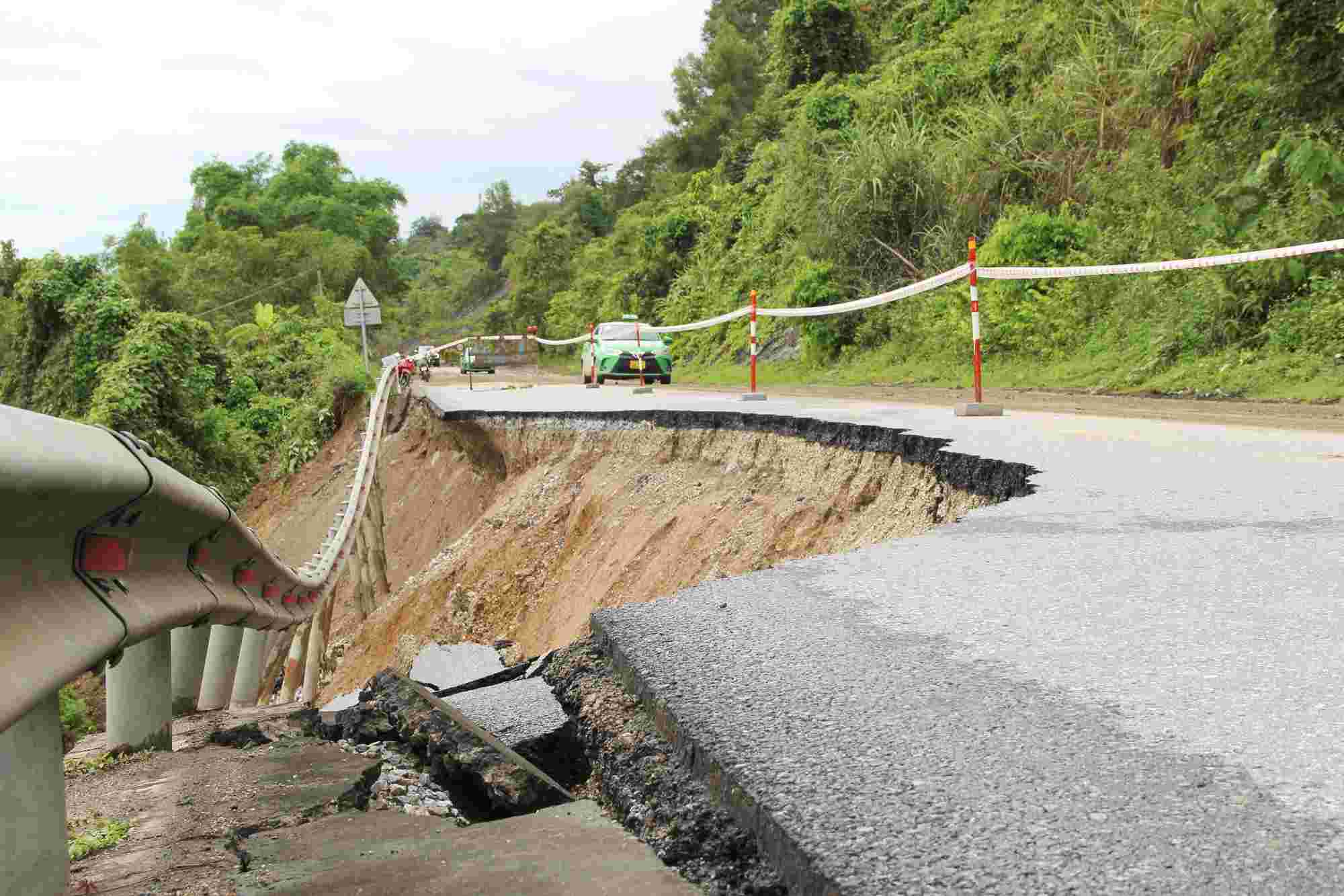 Viec khoi phuc ha tang giao thong can nguon kinh phi rat lon. Anh: Viet Hoa