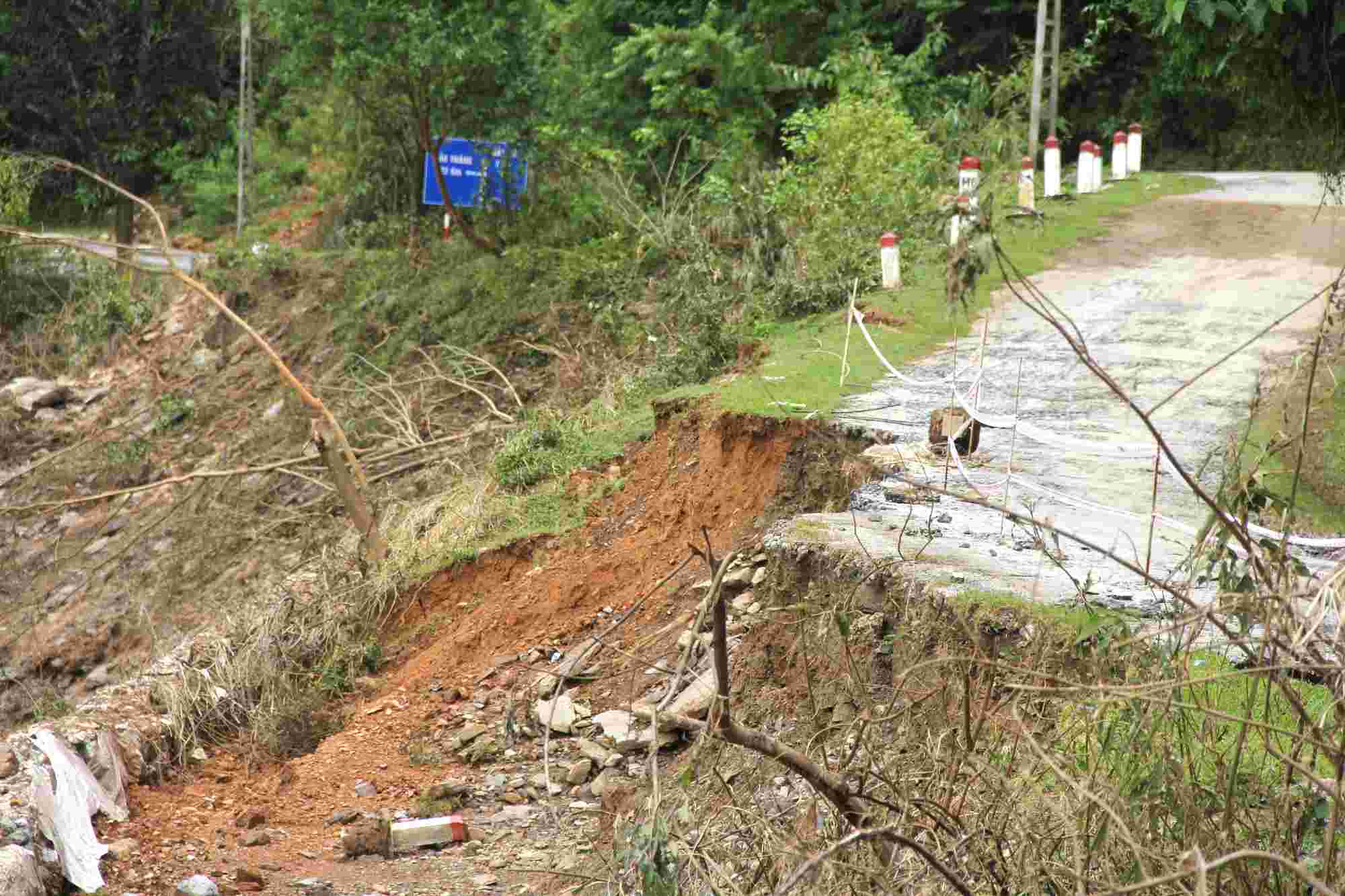 Khoi phuc he thong ha tang giao thong dang la van de nan giai cua Nghe An. Anh: Viet Hoa