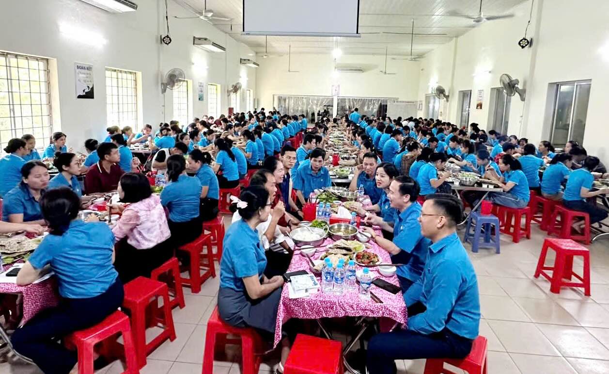 約300人の組合員、労働者が労働組合の食事会に参加。写真:ハティン労働組合