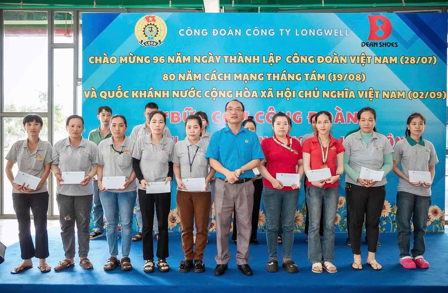 Pho Chu tich LDLD tinh Dong Nai Nguyen Duc Thang trao qua den cong nhan lao dong co hoan canh kho khan. Anh: Cong doan cung cap