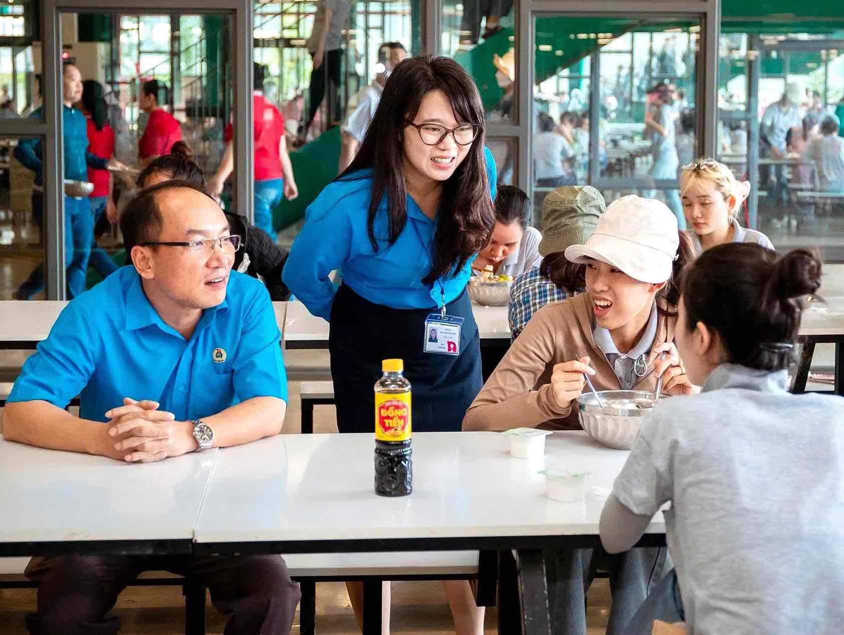 동나이성 노동총연맹 부위원장 Nguyen Duc Thang(왼쪽)이 Longwell 유한회사 노동조합 식사 자리에서 노동자들을 방문하고 있습니다. 사진: 노동조합 제공