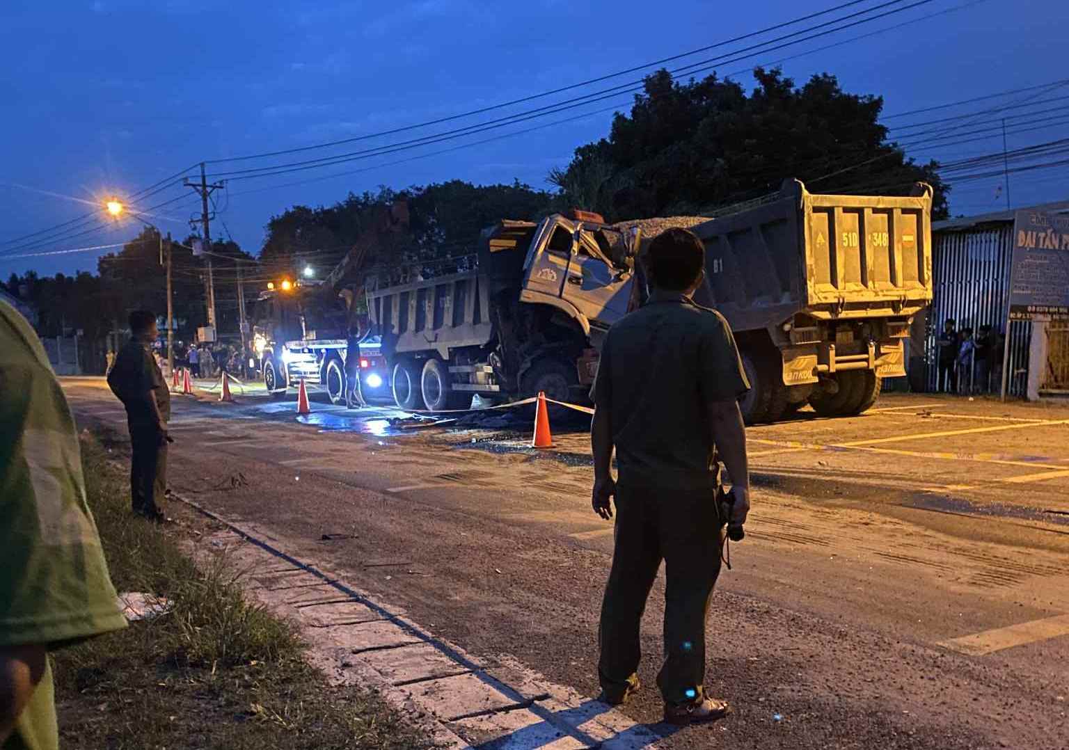 Scene de l'accident de camion-benne qui a tue un chauffeur et blesse 1 autre. Photo : Dinh Trong