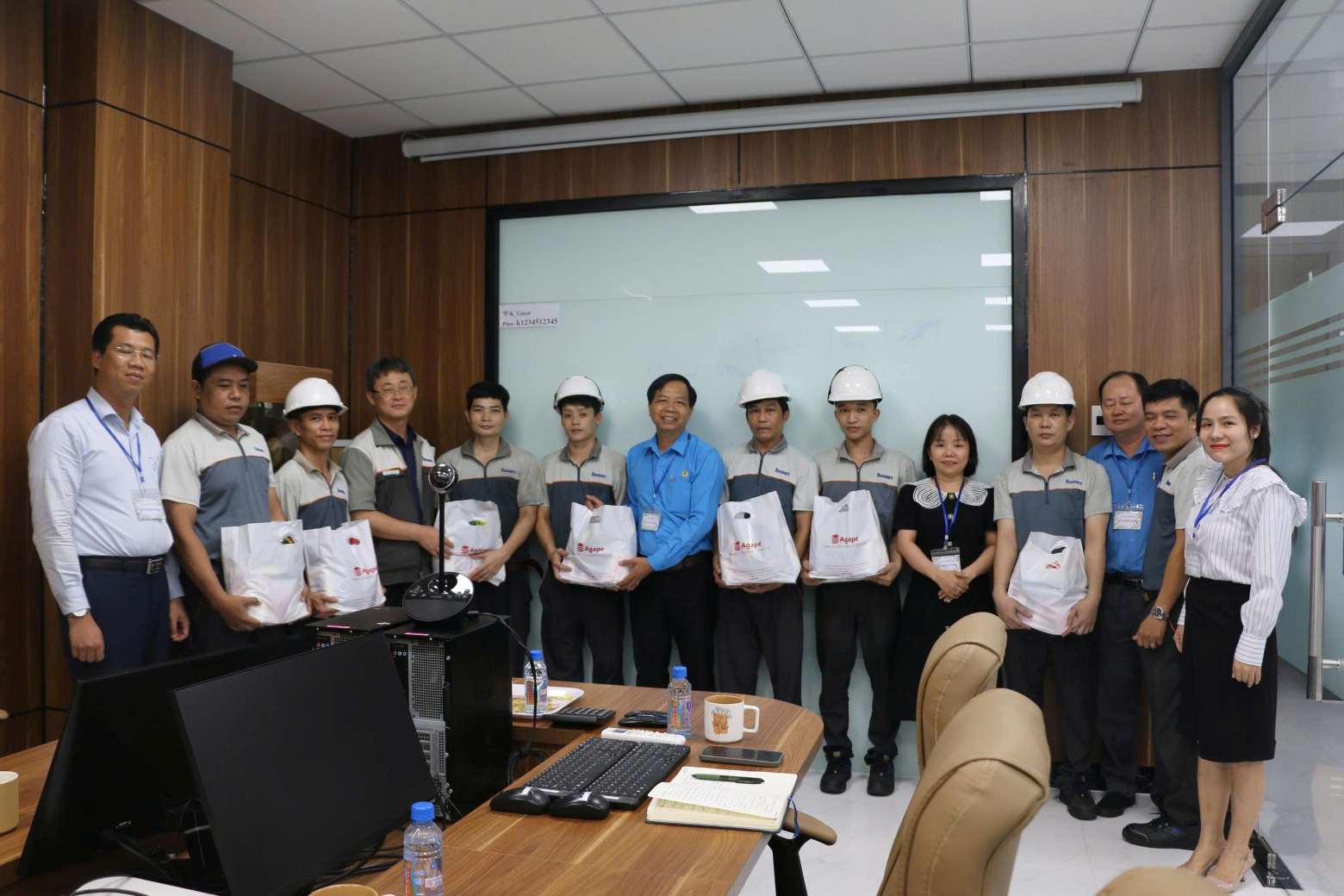 Ong Luu The Thuan bay to hy vong se don nhan duoc nhieu su quan tam, phoi hop, ho tro, tao dieu kien cua Ban giam doc cac cong ty doi voi Ban Chap hanh CDCS cung nhu la doi voi nguoi lao dong tai doanh nghiep. Ve phia Cong doan xa Bau Bang, se co gang de co the dong hanh voi Ban Chap hanh CDCS de to chuc trien khai hoat dong. Nhan dip ky niem 96 nam Ngay thanh lap Cong doan Viet Nam, Cong doan xa Bau Bang cung Tap doan Khai Minh trao tang 30 phan qua cho 30 doan vien lao dong o cac doanh nghiep tren.