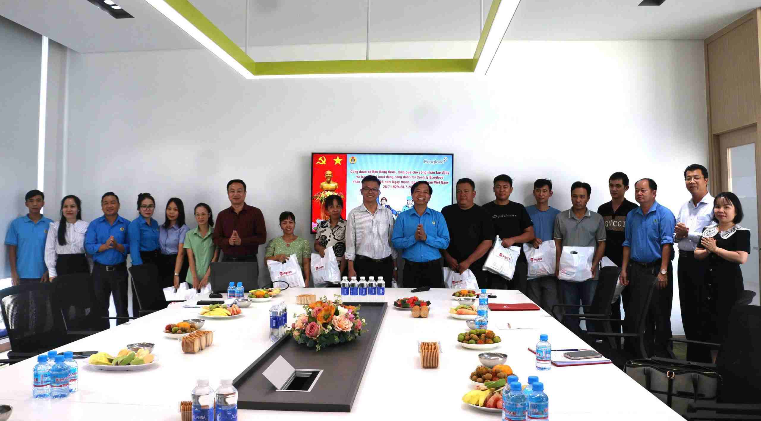 바우방면 노동조합은 녹색 의료 장갑 생산 유한 회사에서 어려운 상황에 처한 노동자 10명과 협력하여 지원 선물을 전달하고 있습니다. 사진: 바우방면 노동조합 제공