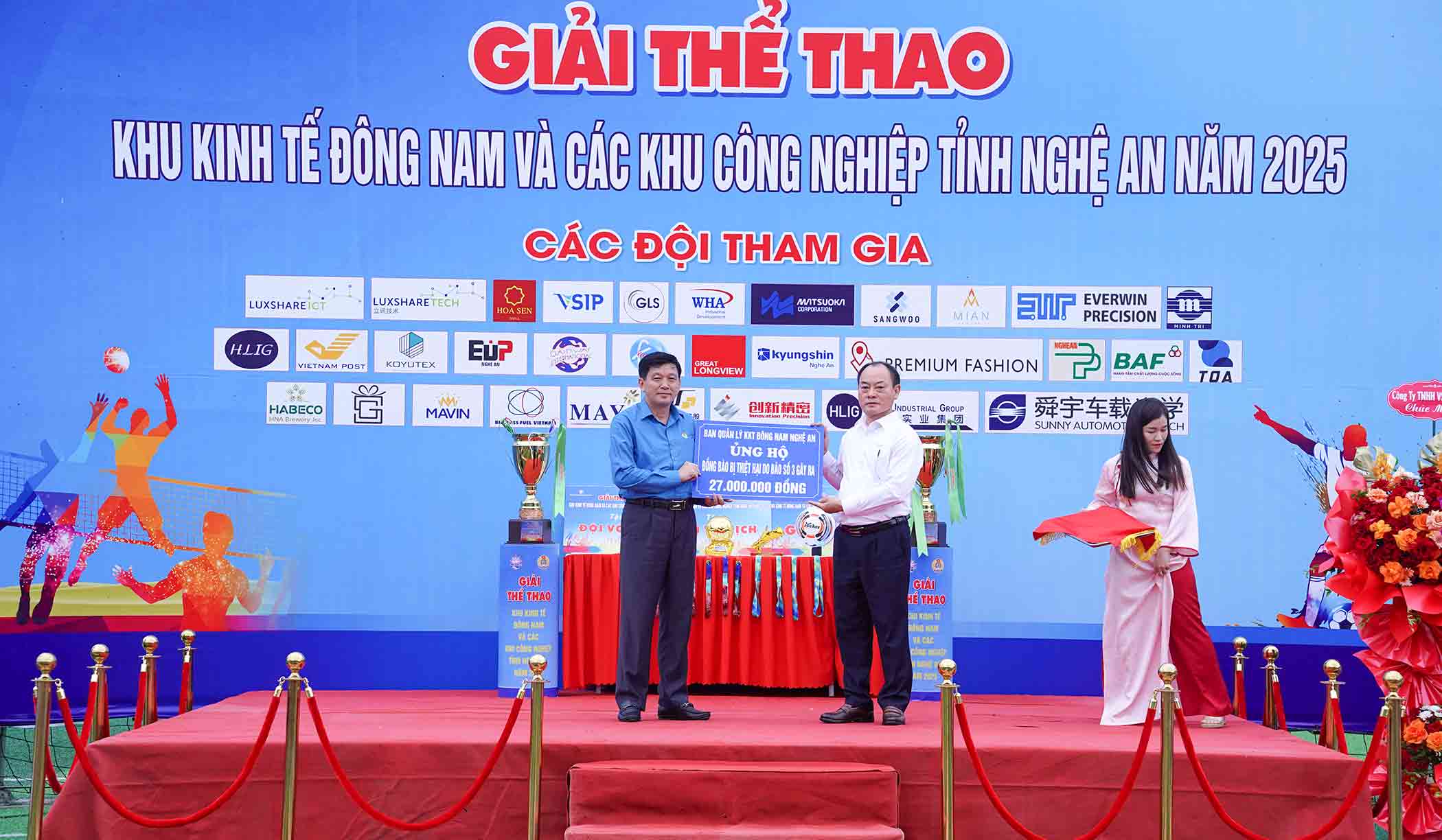 Lanh dao Ban Quan ly KKT Dong Nam trao 27 trieu dong
