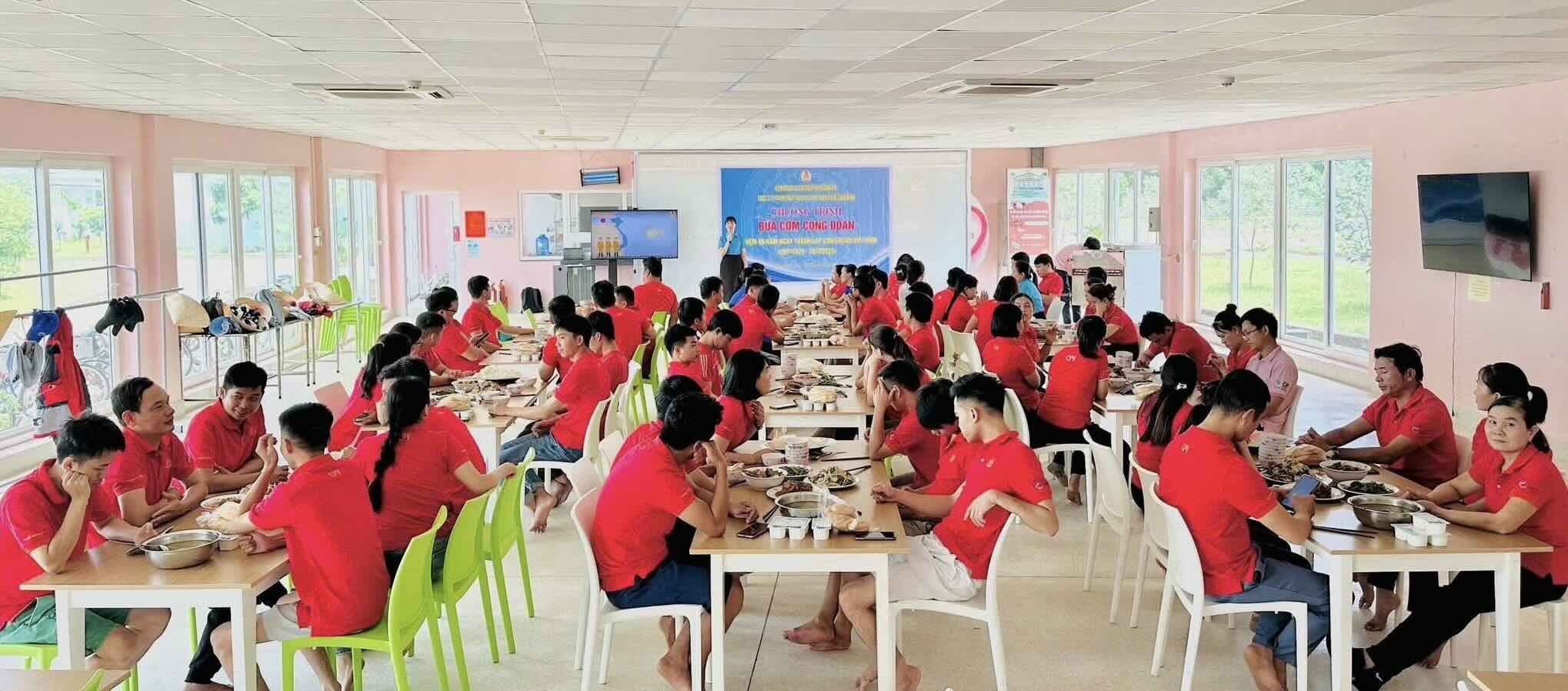 労働組合組織の関心のおかげで、労働者の食事は十分に満ち足り、温かいものになりました。写真: Quang Tri 労働組合