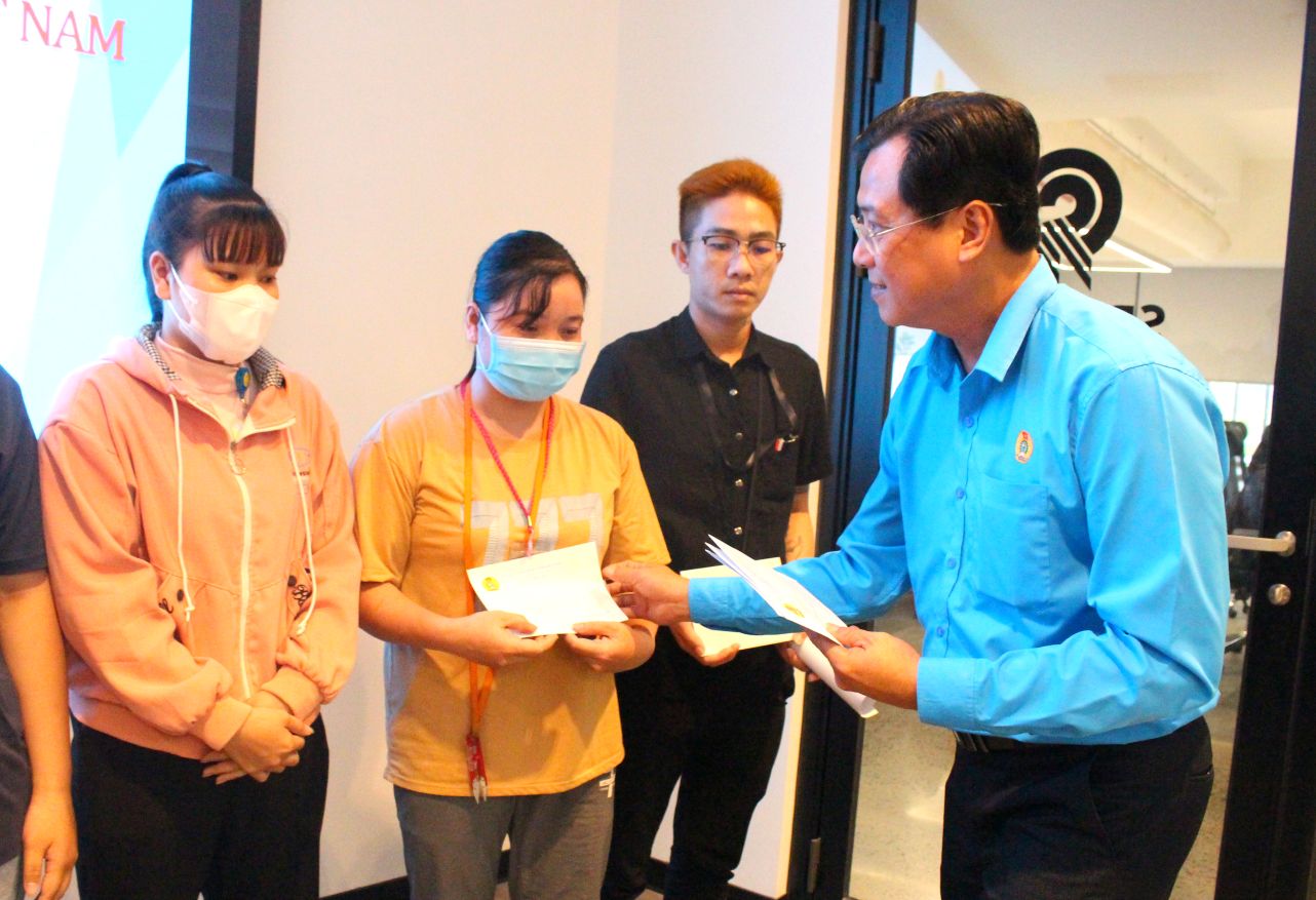 Ong Nguyen Nhat Tien – Pho Chu tich LDLD tinh, Truong Ban Cong doan tang qua cho doan vien, nguoi lao dong co hoan canh kho khan... Anh: Thanh Mai
