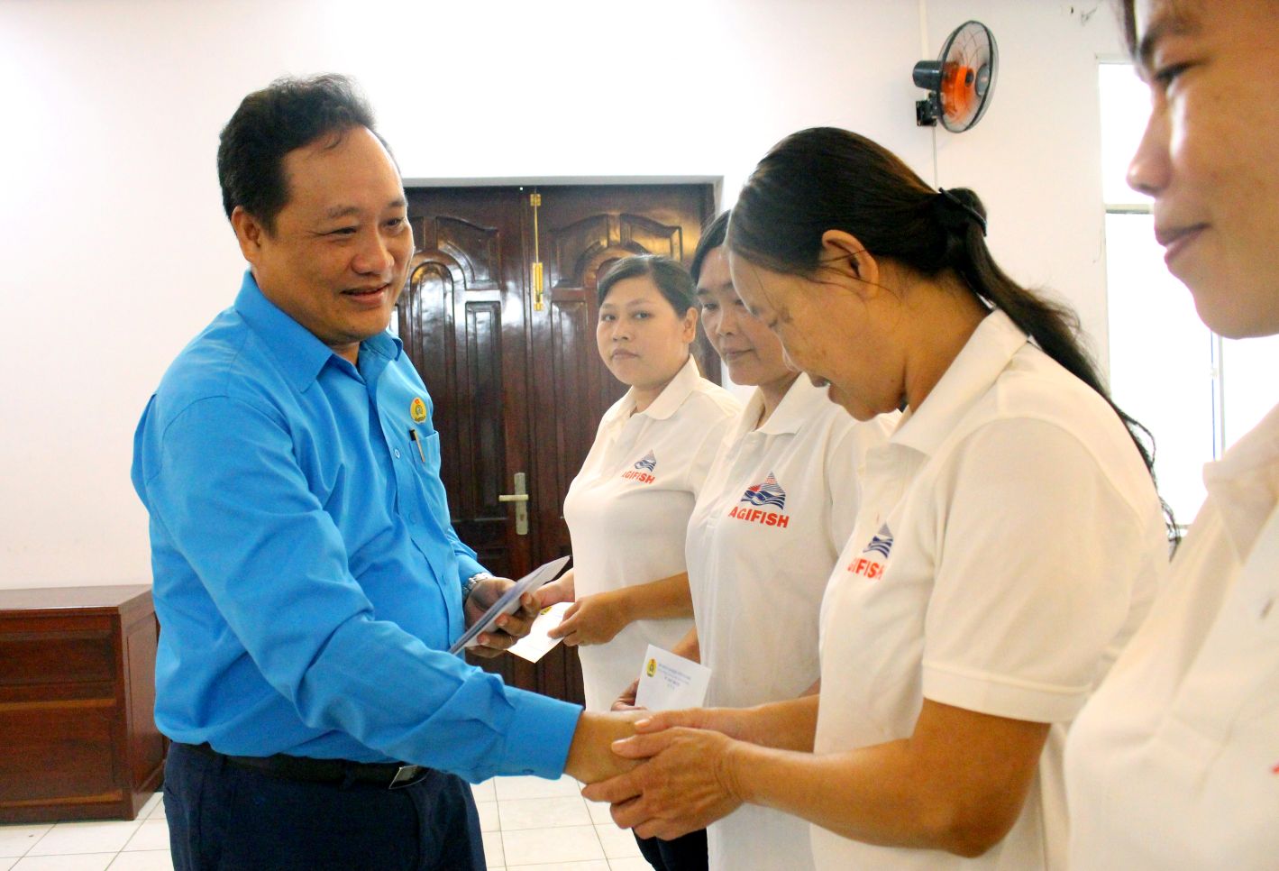 Pho Chu tich LDLD tinh An Giang Pham Van Dang trao qua cho nguoi lao dong tai Cong ty Co phan Xuat nhap khau thuy san An Giang. AnhL Thanh Mai