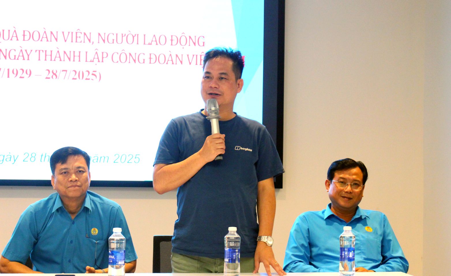 Ong Nguyen Hao Kiet – Giam doc Cong ty TNHH Cong Nghe May Mac Spectre An Giangchia se: “Mon qua hom nay co gia tri hon ca vat chat, vi duoc dich than lanh dao LDLD tinh den tan noi tang vao dung ngay thanh lap CDVN”. Anh: Thanh Mai