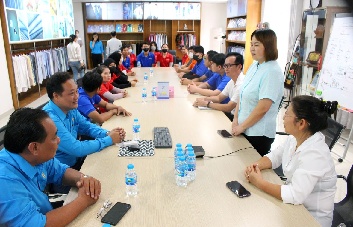 Ba Liu Jinning – Tong Giam doc Cong ty TNHH Universal Apparel (thu 2 hang trai anh)  nhan xet: “Thoi diem nay cac co quan dang rat ban voi cong cuoc sap nhap, nhung lanh dao LDLD tinh van danh thoi gian den day tham hoi, tang qua de tao dong luc cho NLD…, the hien ro tinh than het long vi nguoi lao dong cua to chuc Cong doan Viet Nam“. Anh: Thanh Mai 
