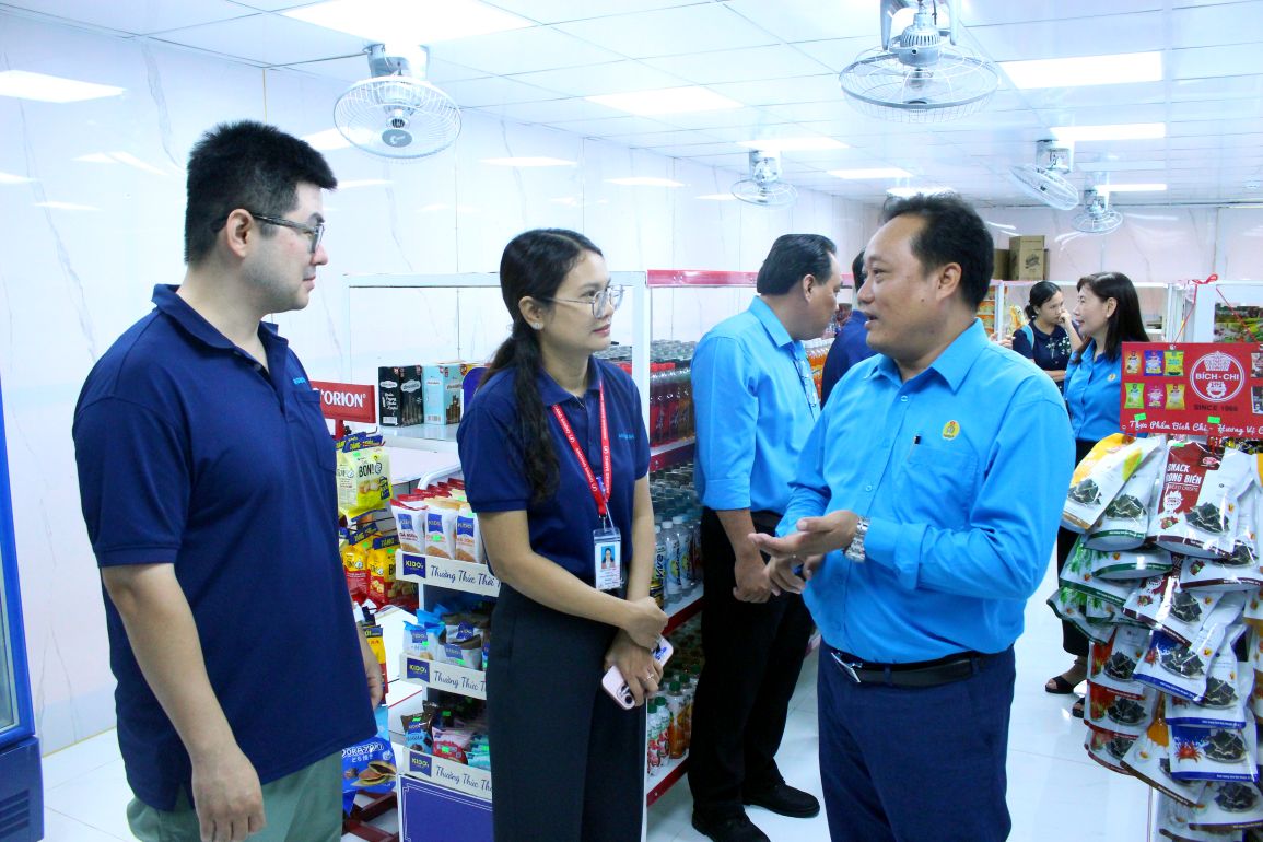 Pho Chu tich LDLD tinh An Giang Pham Van Dang tham quan Cua hang phuc loi doan vien do lanh dao Cong ty va Cong doan co so Cong ty TNHH An Giang Samho to chuc phuc vu doan vien, nguoi lao dong. Anh: Thanh Mai