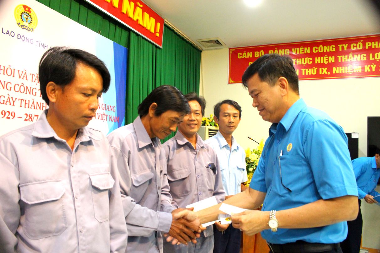Chu tich LDLD tinh An Giang Do Tran Thinh tang qua cho doan vien, nguoi lao dong tai Cong ty Co phan Dien nuoc An Giang. Anh: Thanh Mai