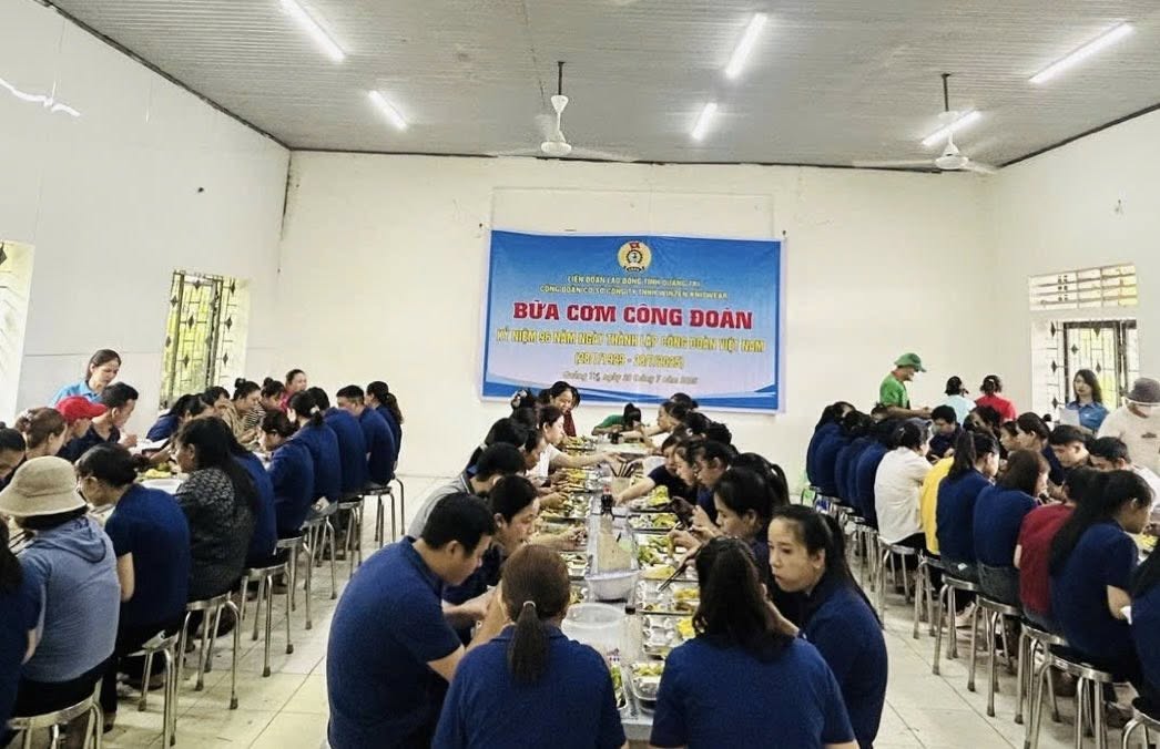 117人の労働者が温かい「労働組合の食事」に集まります。写真:クアンチー労働組合