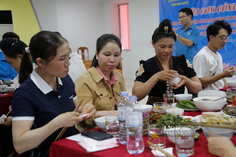 디엔비엔 수출입 무역 주식회사에서 따뜻한 노동조합 식사. 사진: 꽝 닷