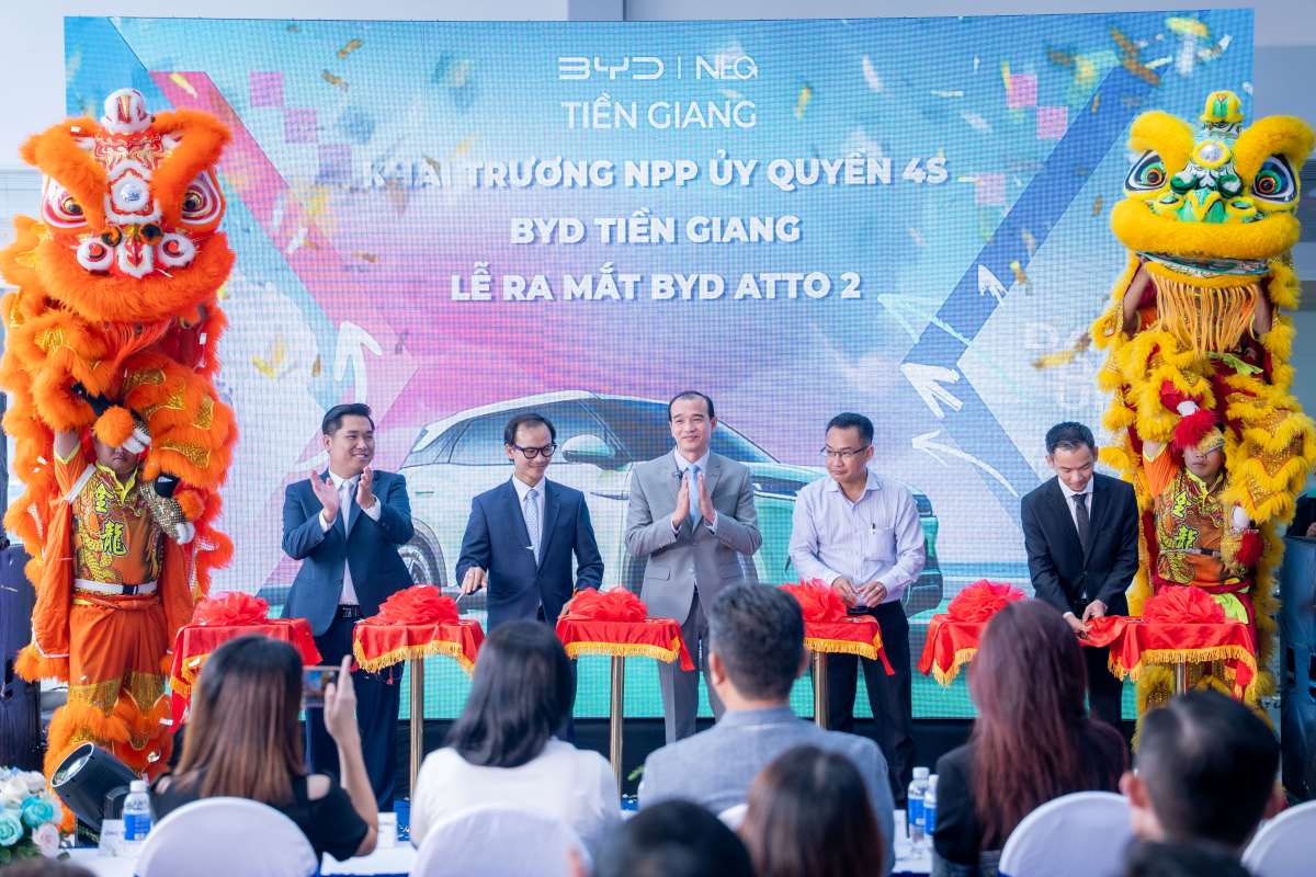 BYD covers the Western region with Atto 2, officially opening the largest 4S showroom in the region. Photo: Loan Tran