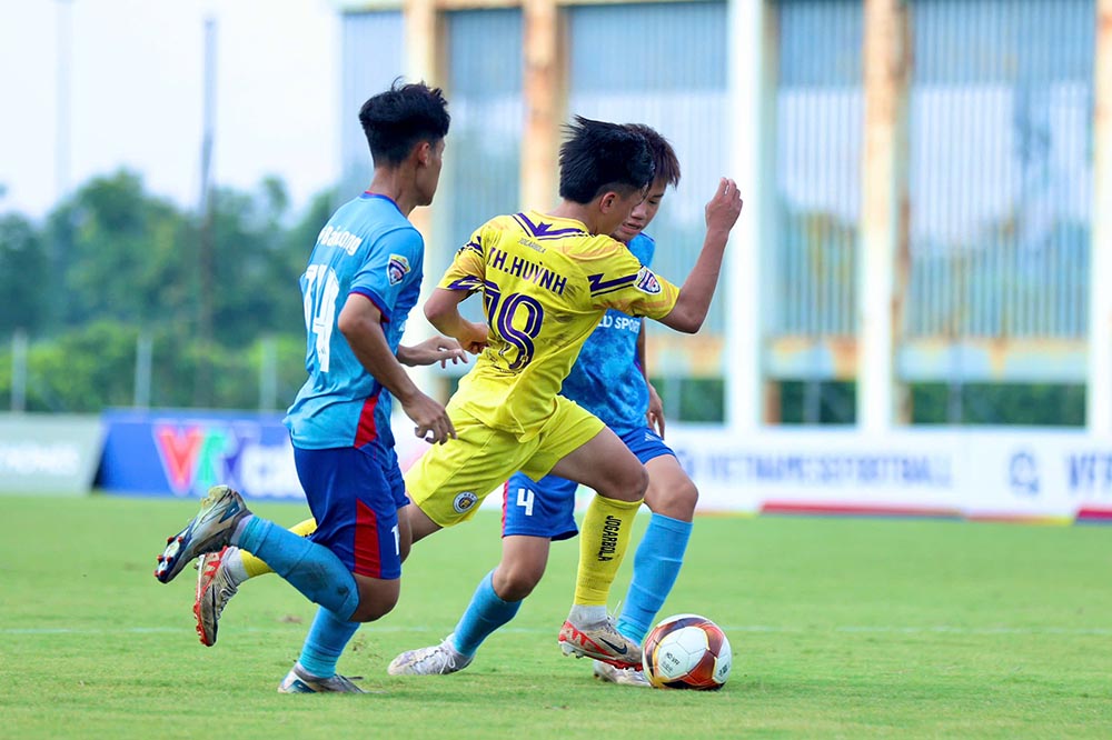 Cac tran dau o vong tu ket U15 Quoc gia 2025 dien ra hap dan. Anh: VFF