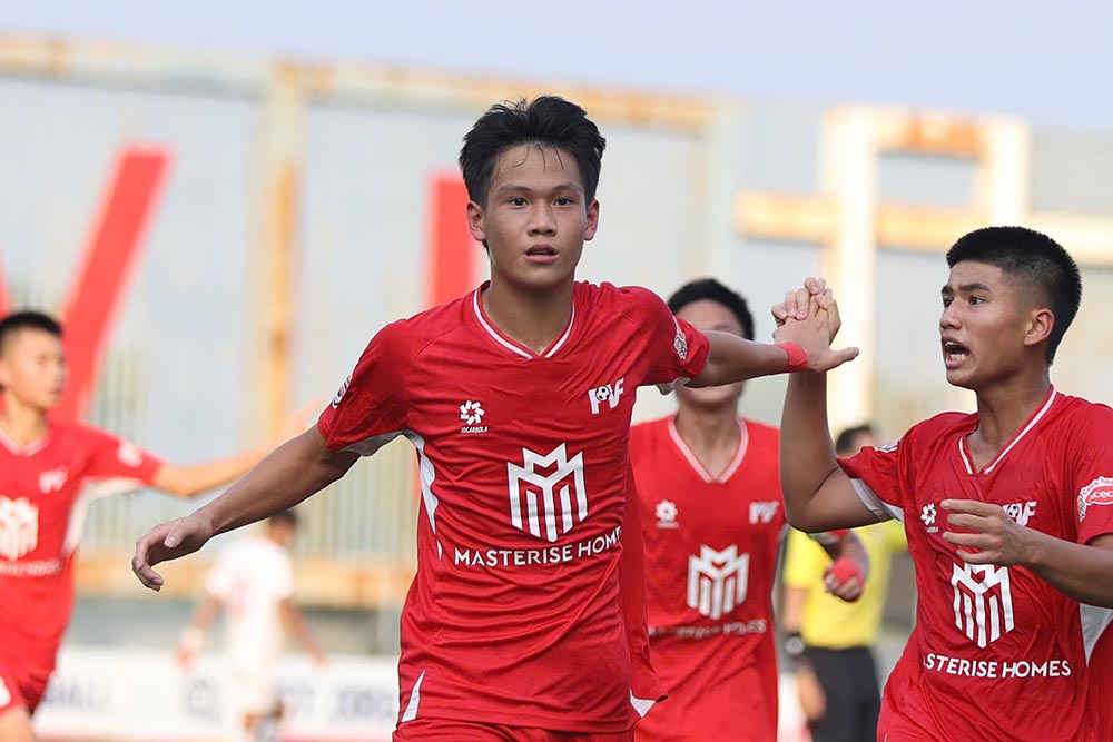 U15 PVF는 The Cong Viettel을 상대로 설득력 있는 승리를 거둔 후 2025년 U15 전국 선수권 대회 준결승에 진출했습니다. 사진: VFF