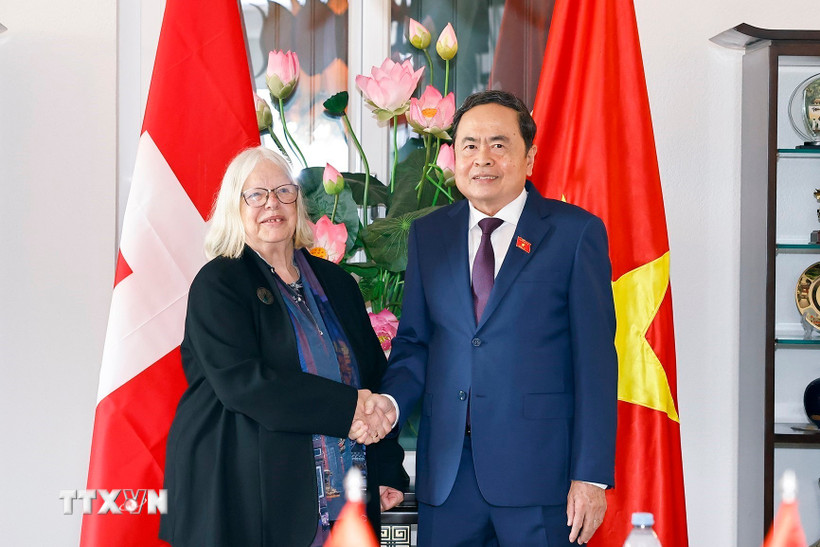 Politburo member and National Assembly Chairman Tran Thanh Man received President of the Swiss - Vietnam Friendship Association Anjuska Marija Weil. Photo: VNA