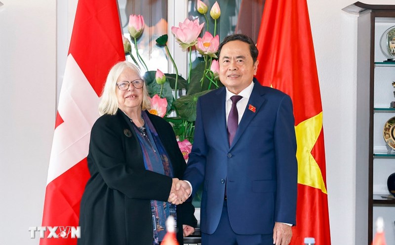 Politburo member and National Assembly Chairman Tran Thanh Man received President of the Swiss - Vietnam Friendship Association Anjuska Marija Weil. Photo: VNA