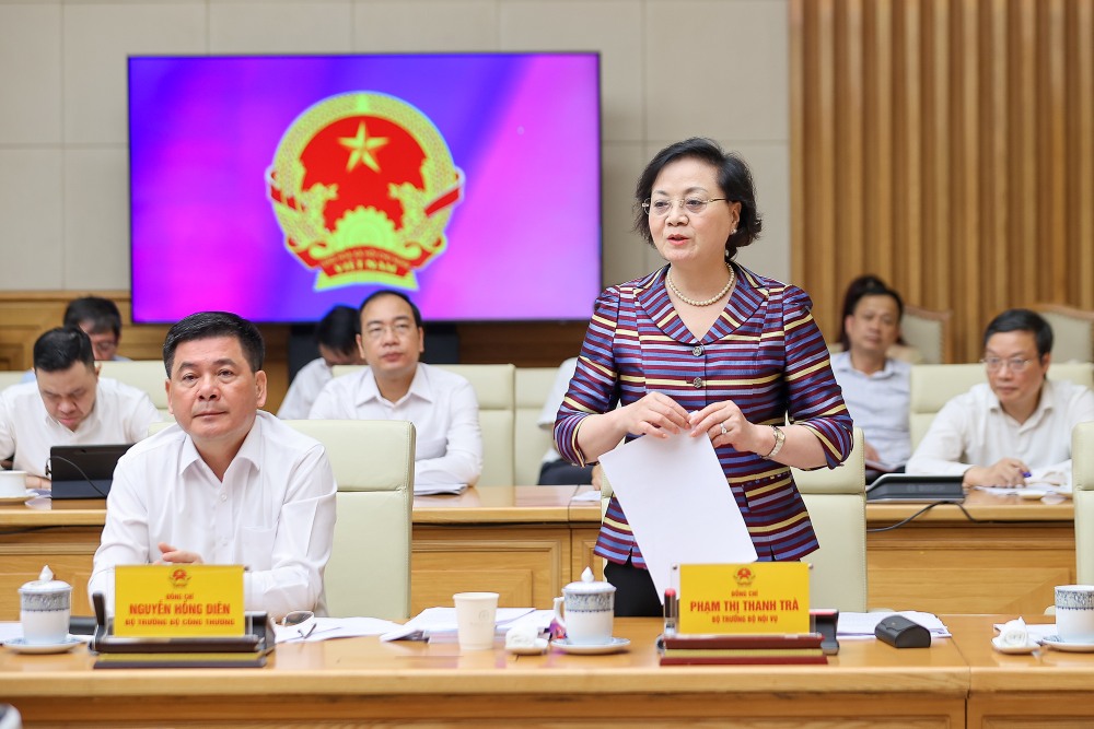 Minister of Home Affairs Pham Thi Thanh Tra said that localities are making a list to resolve the regime for part-time workers. Photo: Nhat Bac