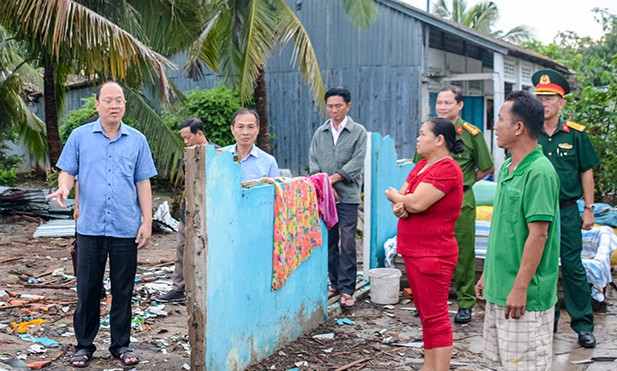Le secretaire du Comite provincial du Parti de Ca Mau Nguyen Ho Hai rend visite et encourage la famille touchee par le tornade. Photo : Journal de Ca Mau
